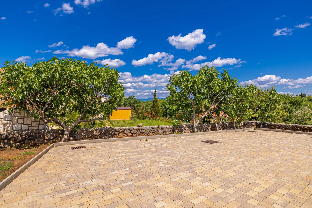 3-Bedroom House with Private Pool in Vrh