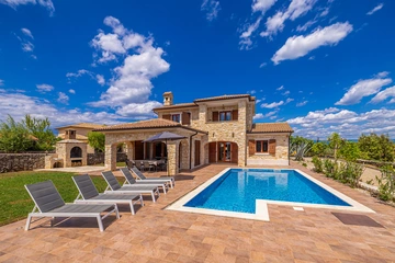 3-Bedroom House with Private Pool in Vrh