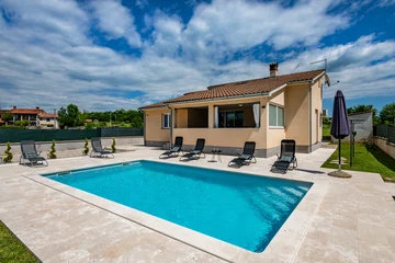 House with Private Pool in Žminj for Up to 8