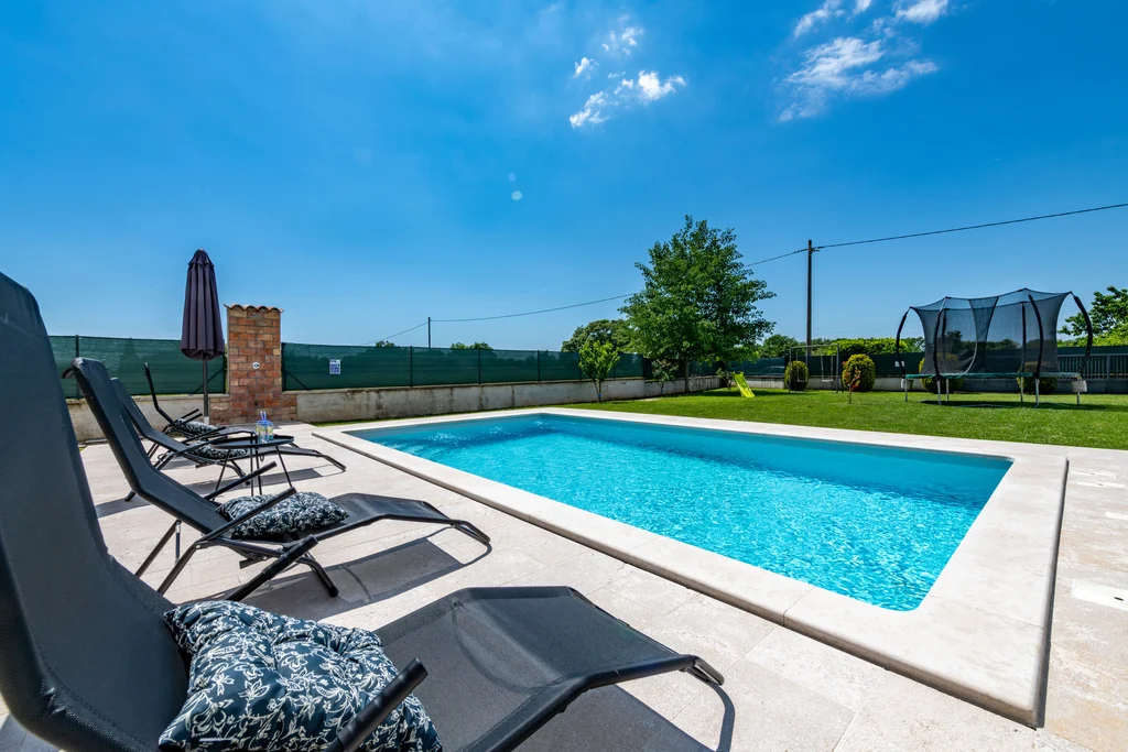 House with Private Pool in Žminj for Up to 8