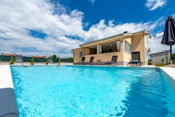 House with Private Pool in Žminj for Up to 8