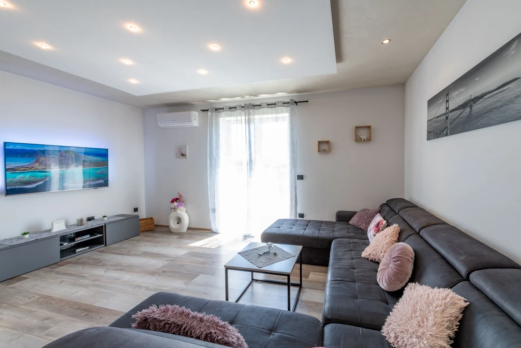 House with Private Pool in Žminj for Up to 8