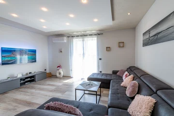 House with Private Pool in Žminj for Up to 8