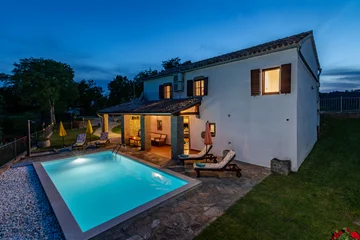 2-Bedroom House in Cerovlje with Pool