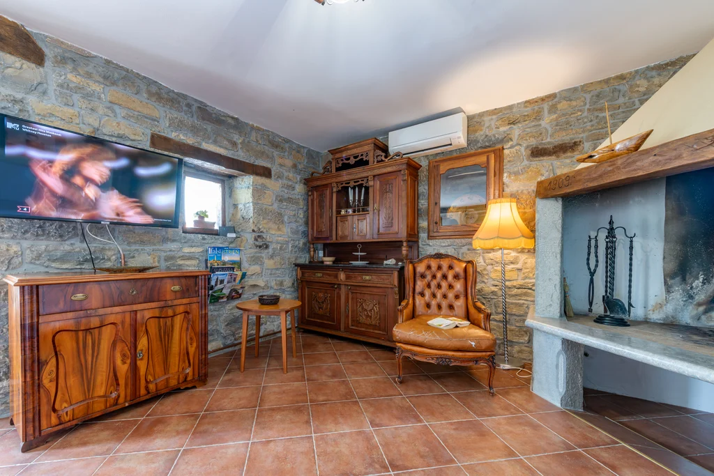 2-Bedroom House in Cerovlje with Pool