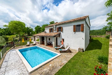 2-Bedroom House in Cerovlje with Pool