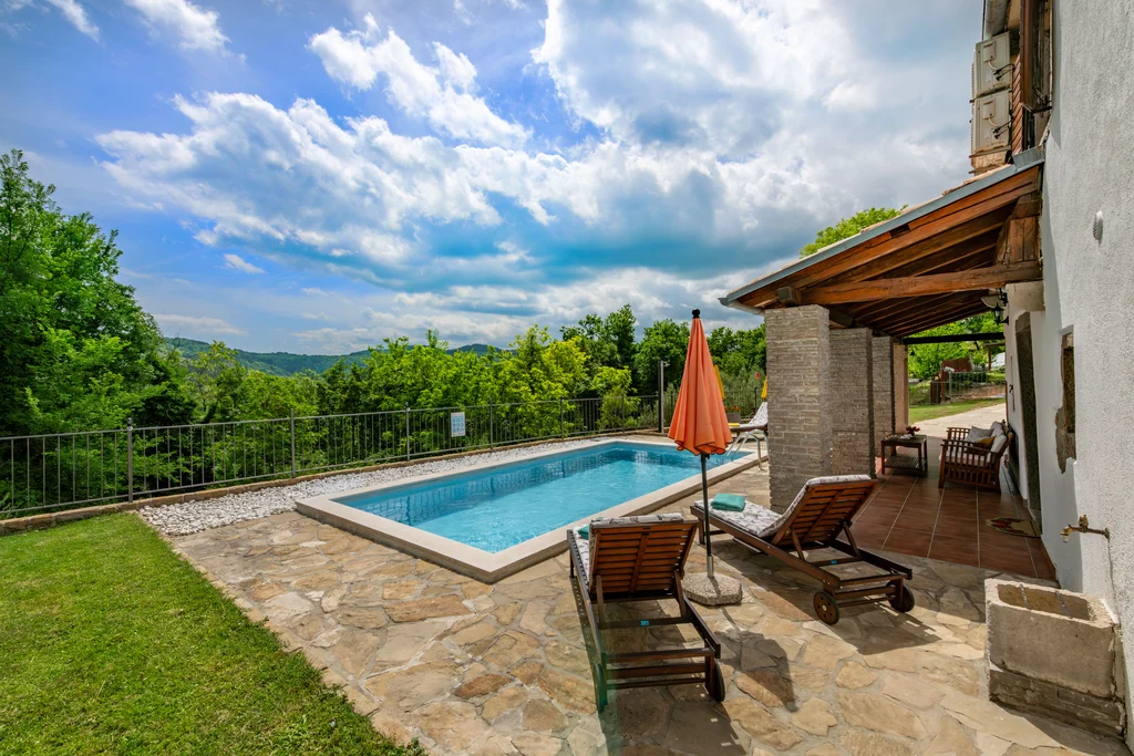 2-Bedroom House in Cerovlje with Pool