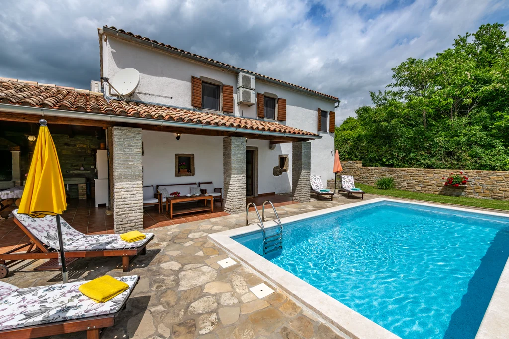 2-Bedroom House in Cerovlje with Pool