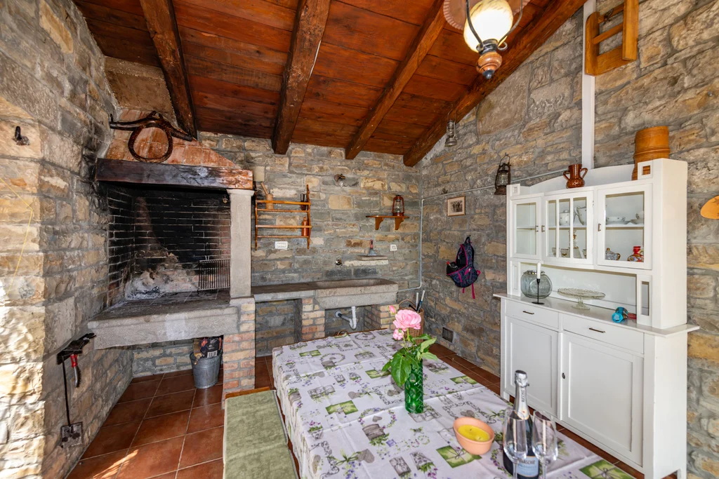 2-Bedroom House in Cerovlje with Pool