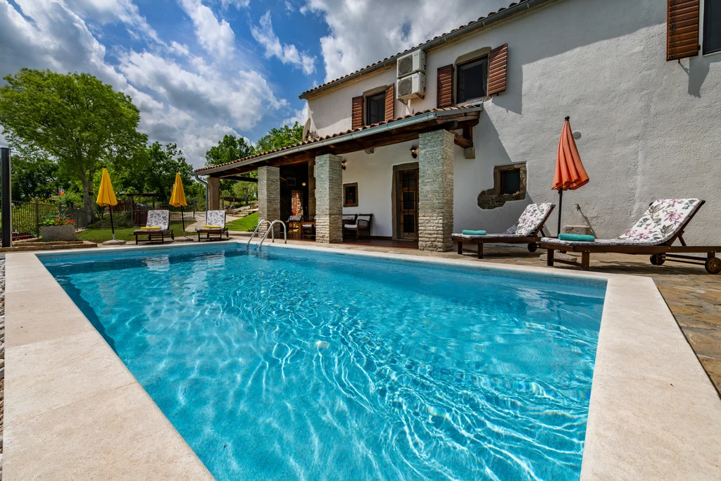 2-Bedroom House in Cerovlje with Pool
