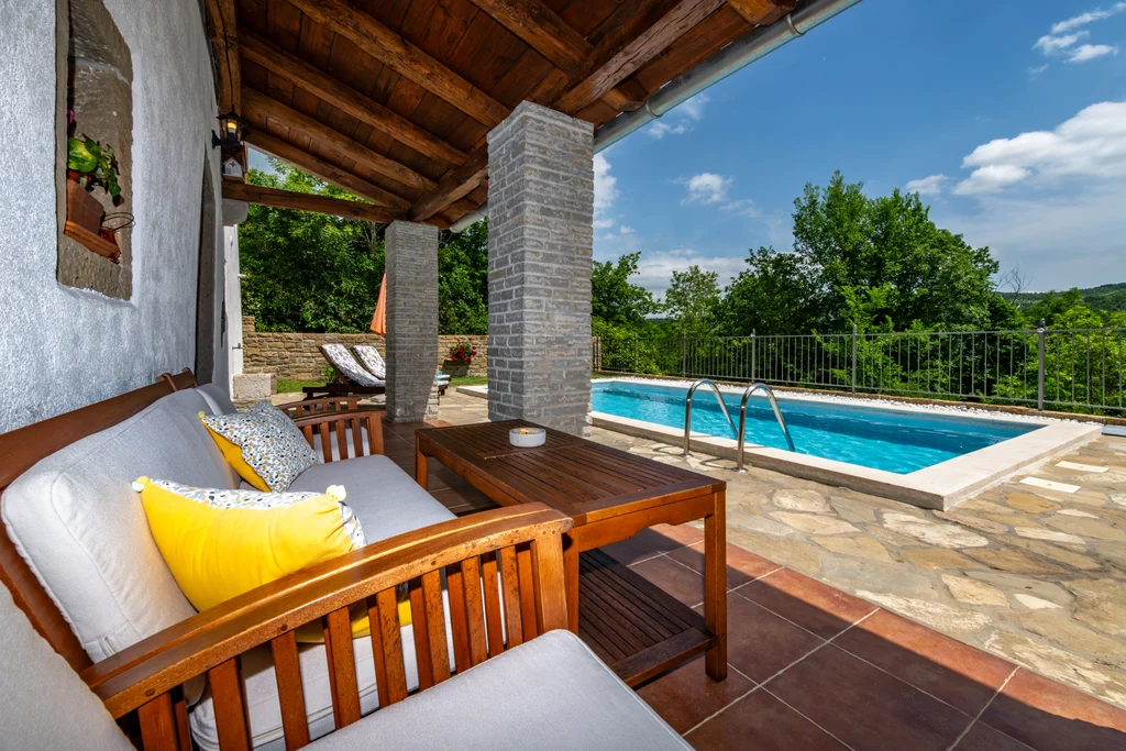 2-Bedroom House in Cerovlje with Pool