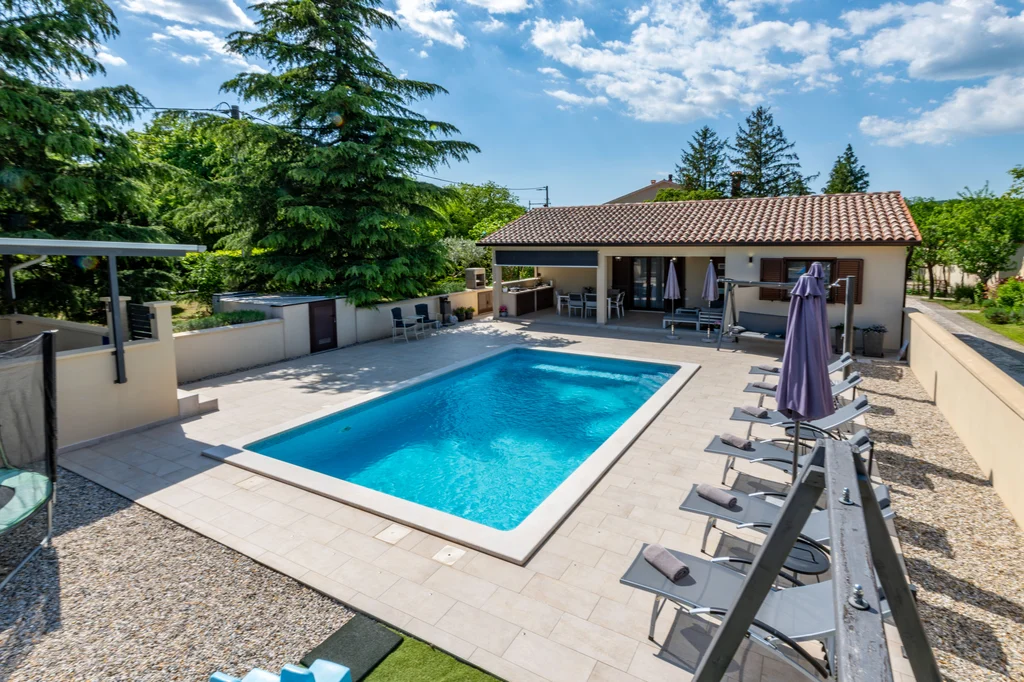 2-Bedroom House with Heated Pool in Labin