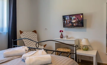 2-Bedroom House with Heated Pool in Labin