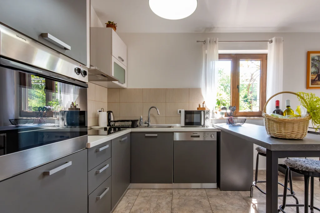 2-Bedroom House with Heated Pool in Labin