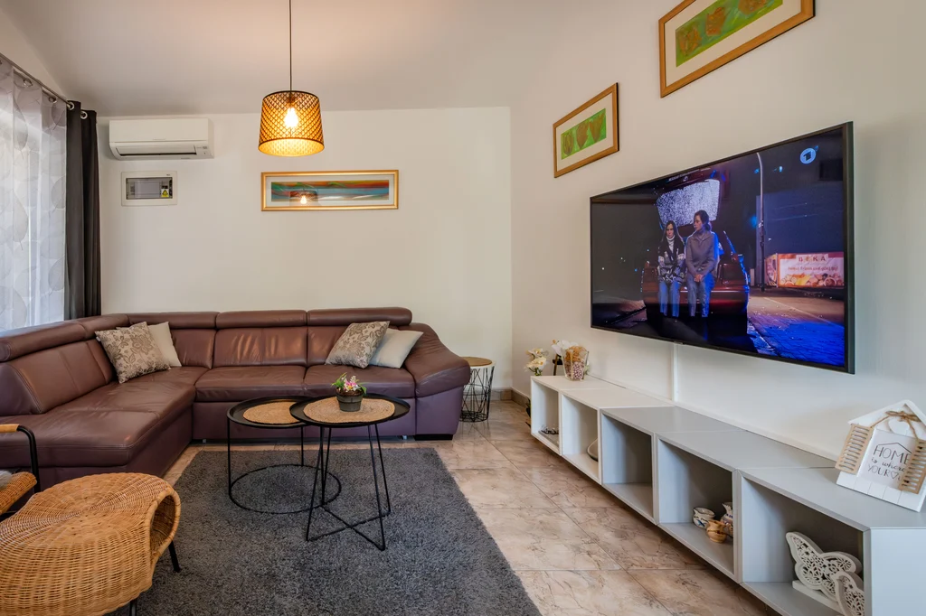 2-Bedroom House with Heated Pool in Labin