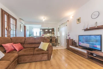 4-Bedroom House with Private Pool in Žminj