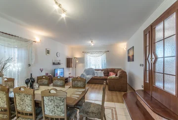 4-Bedroom House with Private Pool in Žminj