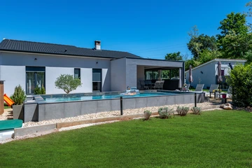 Ground-Floor House with Pool in Nedešćina