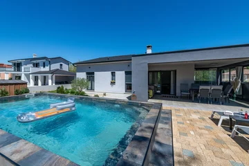 Ground-Floor House with Pool in Nedešćina