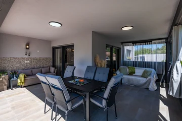 Ground-Floor House with Pool in Nedešćina