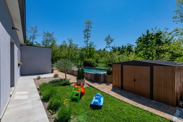 Ground-Floor House with Pool in Nedešćina