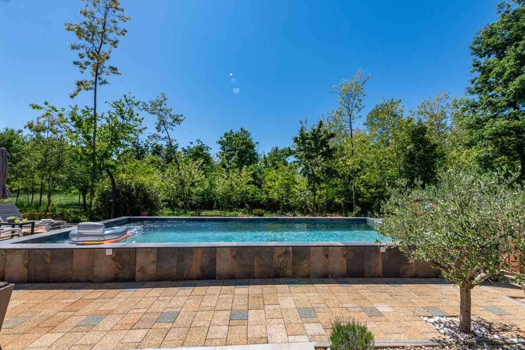 Ground-Floor House with Pool in Nedešćina