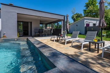 Ground-Floor House with Pool in Nedešćina