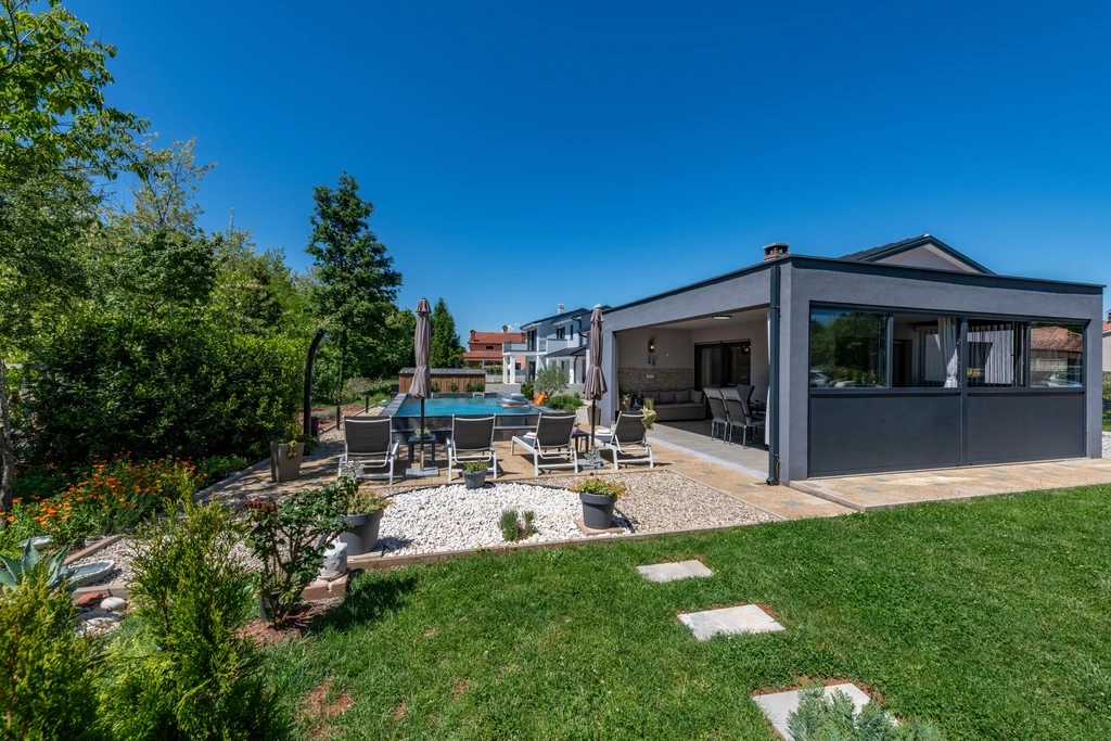 Ground-Floor House with Pool in Nedešćina