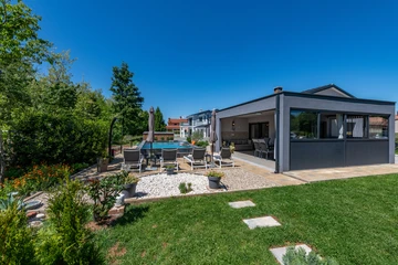 Ground-Floor House with Pool in Nedešćina