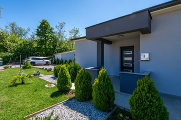 Ground-Floor House with Pool in Nedešćina
