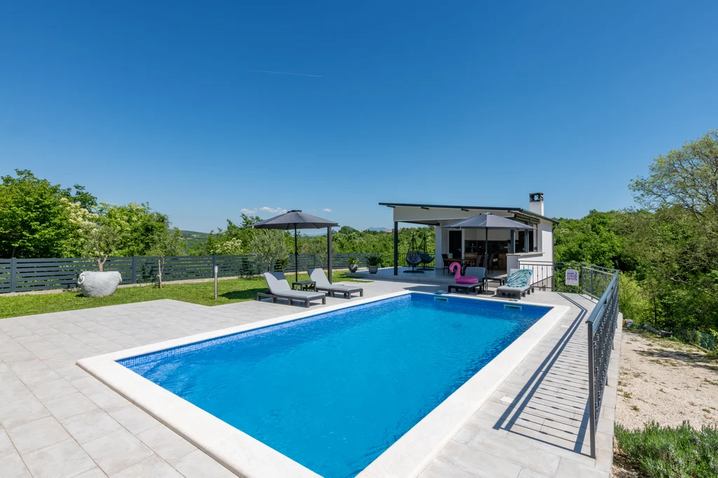 Air-Conditioned Apartment with Private Pool in Labin