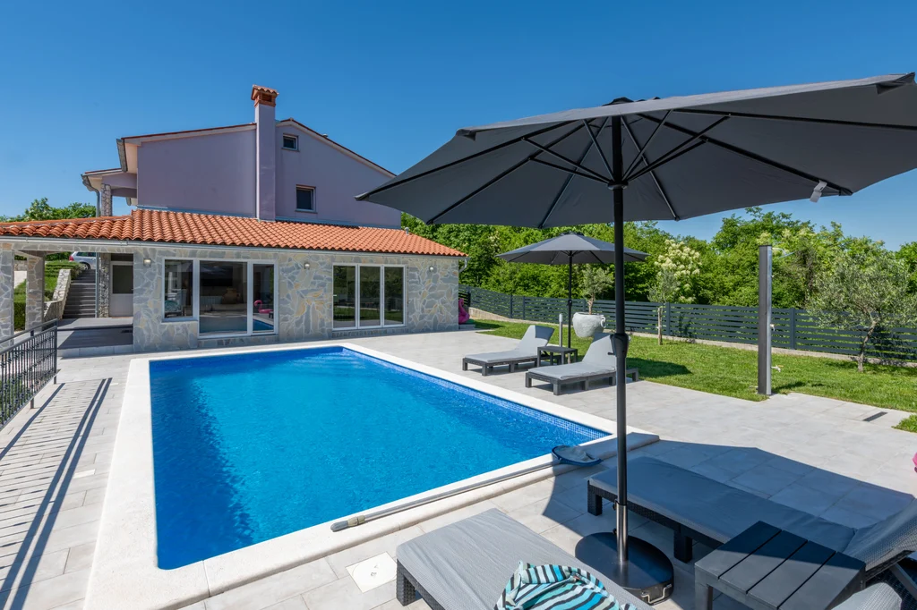Air-Conditioned Apartment with Private Pool in Labin