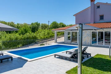 Air-Conditioned Apartment with Private Pool in Labin