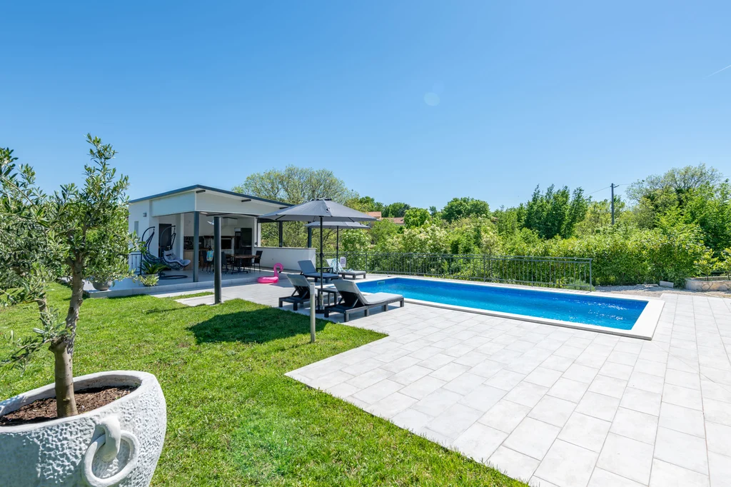Air-Conditioned Apartment with Private Pool in Labin