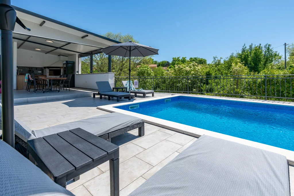 Air-Conditioned Apartment with Private Pool in Labin