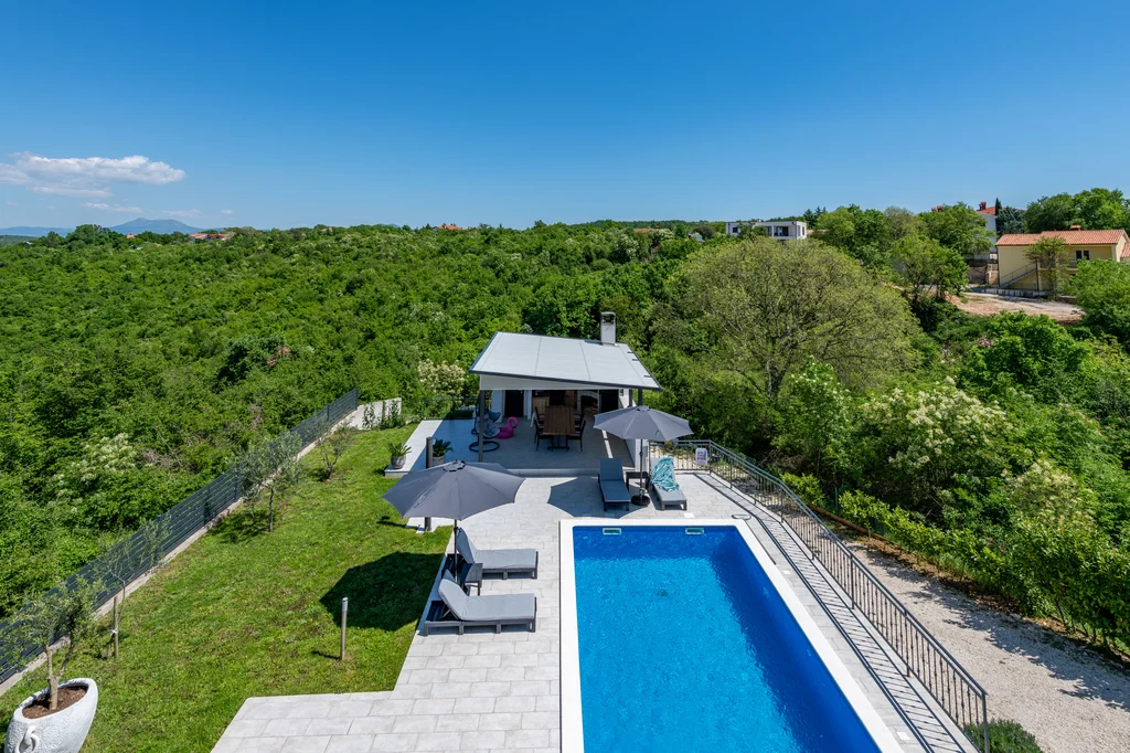 Air-Conditioned Apartment with Private Pool in Labin