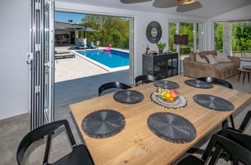 Air-Conditioned Apartment with Private Pool in Labin