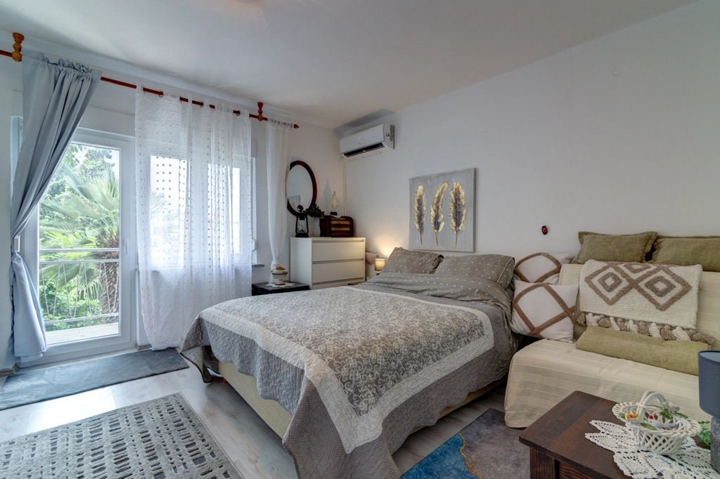 Selce Apartment with Sea-View Balcony for 5 Guests