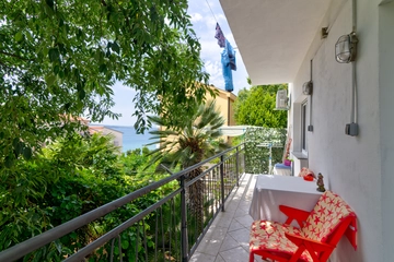 Selce Apartment with Sea-View Balcony for 5 Guests