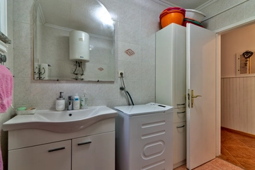 Selce Apartment with Sea-View Balcony for 5 Guests