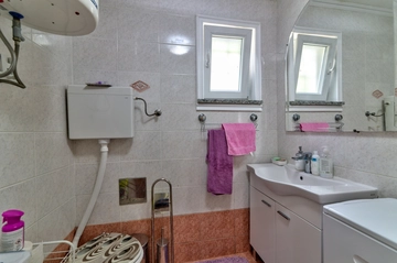 Selce Apartment with Sea-View Balcony for 5 Guests