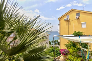Selce Apartment with Sea-View Balcony for 5 Guests