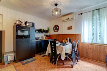 Selce Apartment with Sea-View Balcony for 5 Guests