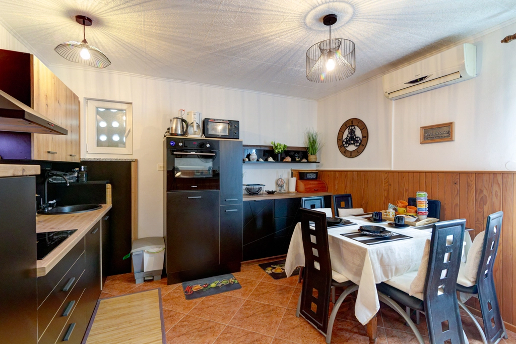 Selce Apartment with Sea-View Balcony for 5 Guests