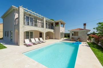 4-Bedroom Villa in Kaštelir (Sleeps 8)