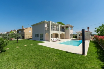 4-Bedroom Villa in Kaštelir (Sleeps 8)