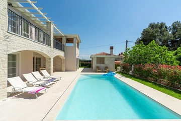 4-Bedroom Villa in Kaštelir (Sleeps 8)