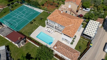 4-Bedroom Villa in Kaštelir (Sleeps 8)