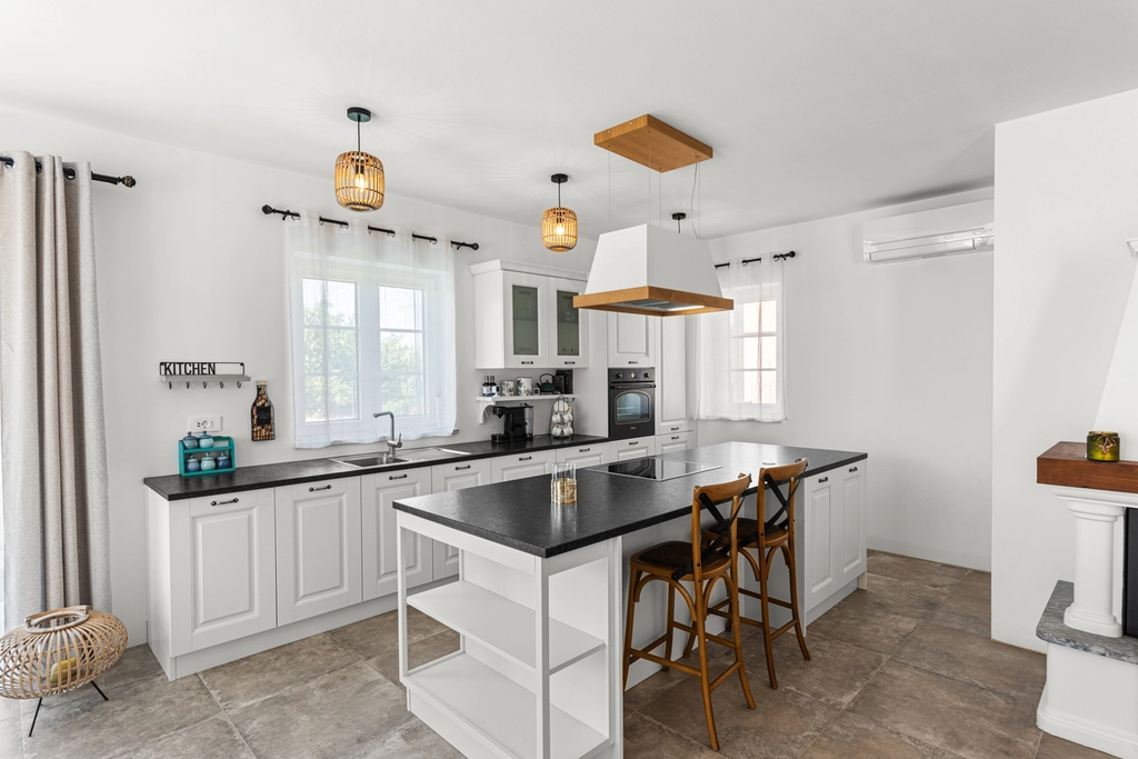 4-Bedroom Villa in Kaštelir (Sleeps 8)