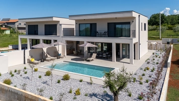 Villa in Kosinožići for Up to 8 Guests